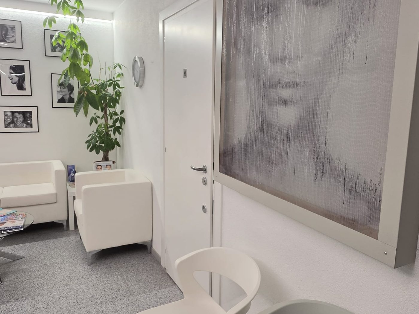Sala d’attesa con le foto dei sorrisi